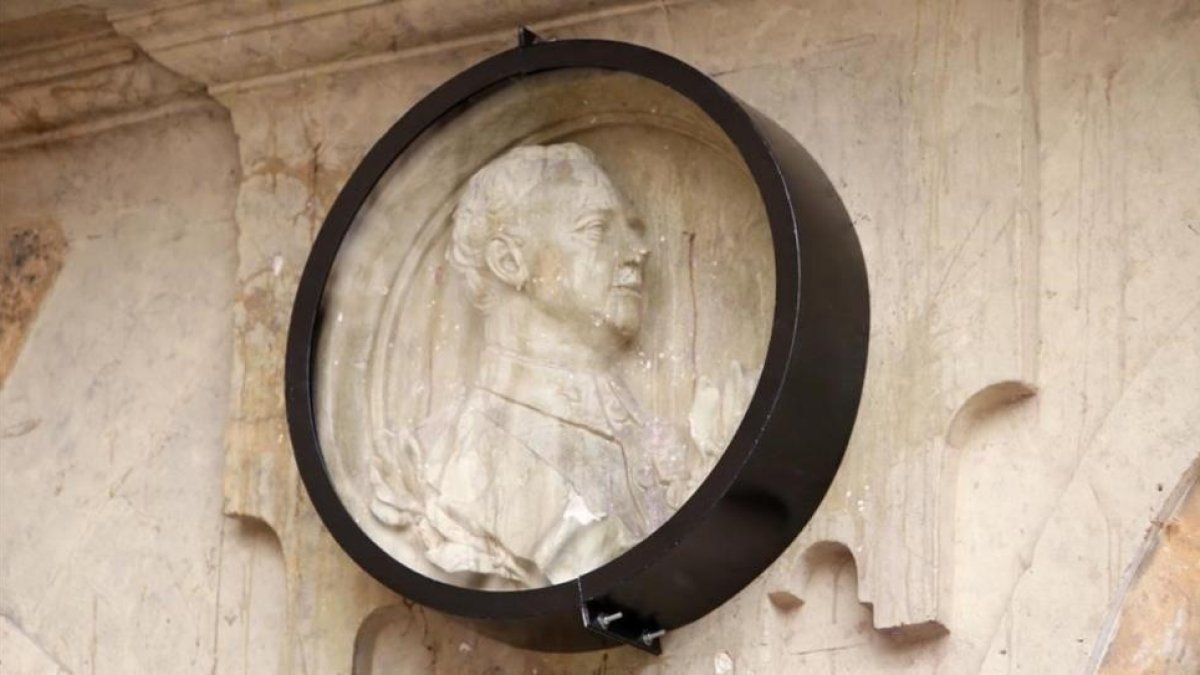 Imagen de la vitrina que protege el medallón de Franco en un lateral de la Plaza Mayor de Salamanca.-EFE / J. M. GARCÍA