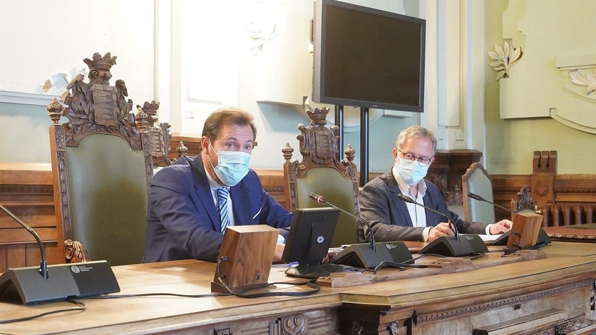 El alcalde de Valladolid, Óscar Puente (izda), y el teniente de alcalde y concejal de Planeamiento Urbanístico y Vivienda, Manuel Saravia, durante la Junta de Gobierno. - EUROPA PRESS