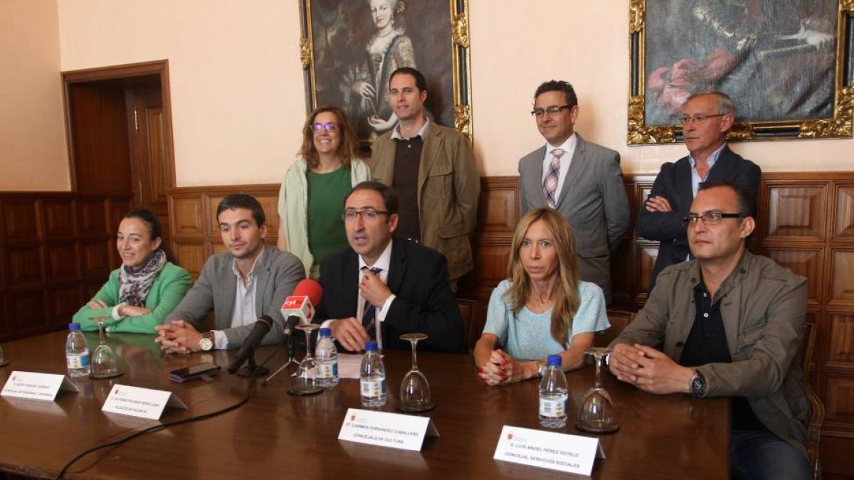 (IaD)( de pie) Ángeles, Armisén, Sergio Lozano, Facundo Pelayo, Juan Antonio Marcos. (IaD) (sentados) María Álvarez, David Vázquez, el alcalde de Palencia, Alfonso Polanco, Carmén Fernández, y Luis Ángel Pérez en presentación de la organización del Ayunta-ICAL