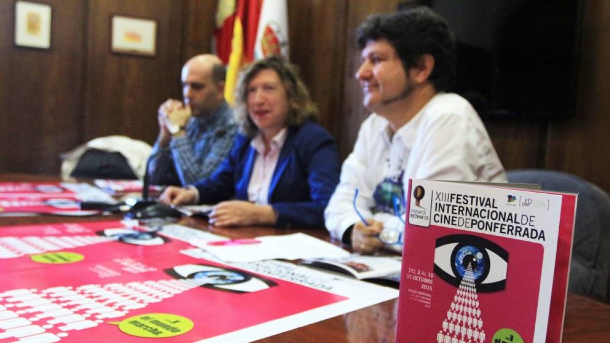 La concejala de Cultura del Ayuntamiento de Ponferrada, María Antonia Gancedo, junto a los organizadores del Festival de Cine Ciudad de Ponferrada, Antonio Donís (D), y Antonio Morán (I), durante la presentación de la XIII edición del Festival internacion-Ical