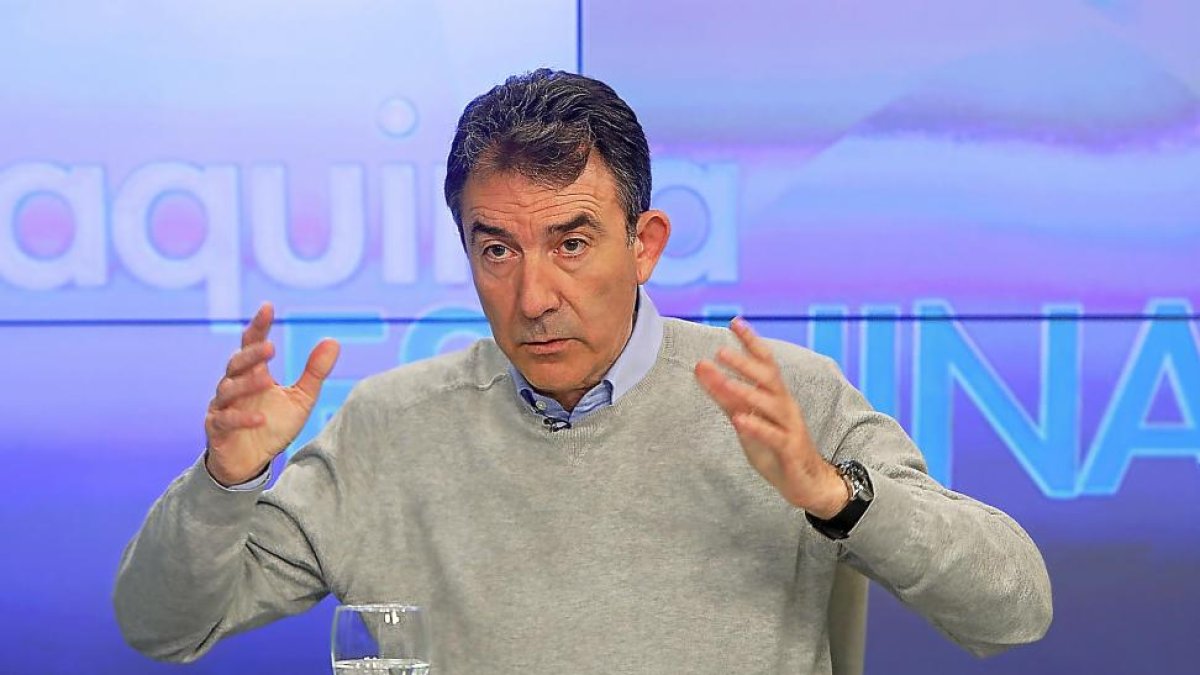 Ángel Hernández ayer en un momento de ‘La Quinta Esquina’.-J. M. LOSTAU