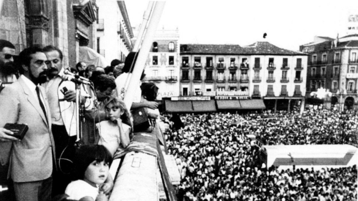 Bolaños en el balcón del Ayuntamiento tras ser elegido alcalde.-FONDO FOTOGRÁFICO DE LA ASOCIACIÓN DE  LA PRENSA