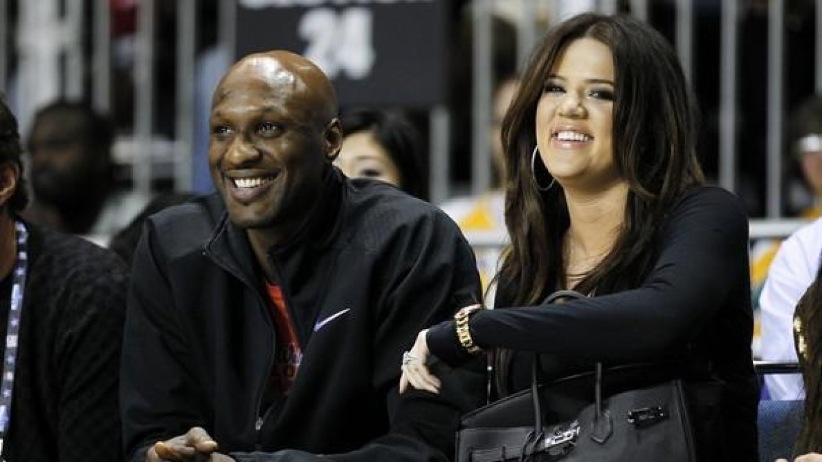 Lamar Odom y su entonces esposa Khloe Kardashian, en un partido de baloncesto, en febrero del 2011.-REUTERS / DANNY MOLOSHOK