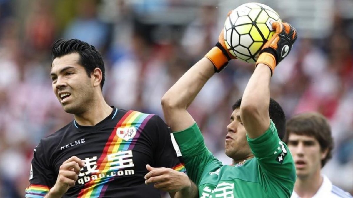 Rulli y Miku pugnan por un esférico en Anoeta.-EFE / JUAN HERRERO