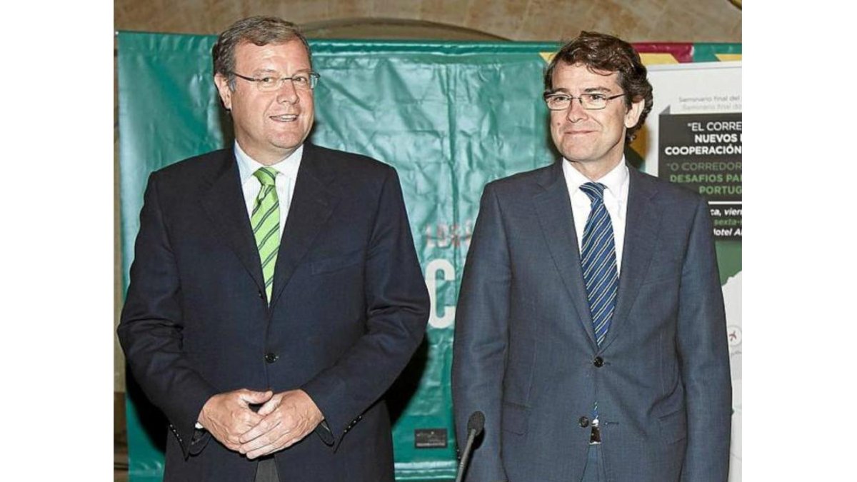 Antonio Silñván (I) y Fernández Mañueco (D)-EL MUNDO