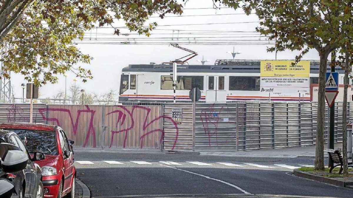 Vallado que recubre las obras del paso inferior de Adif en la plaza Aviador Gómez del Barco.-Pablo Requejo