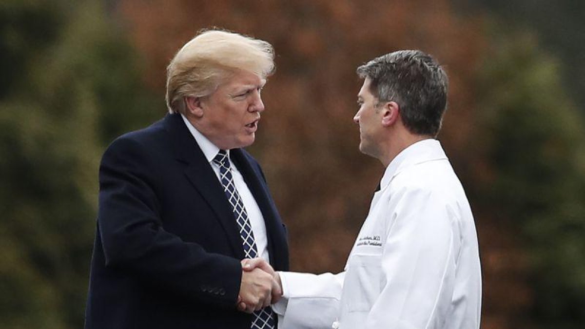 Trump junto al doctor de la Casa Blanca, Ronny Jackson.-CAROLYN KASTER (AP)