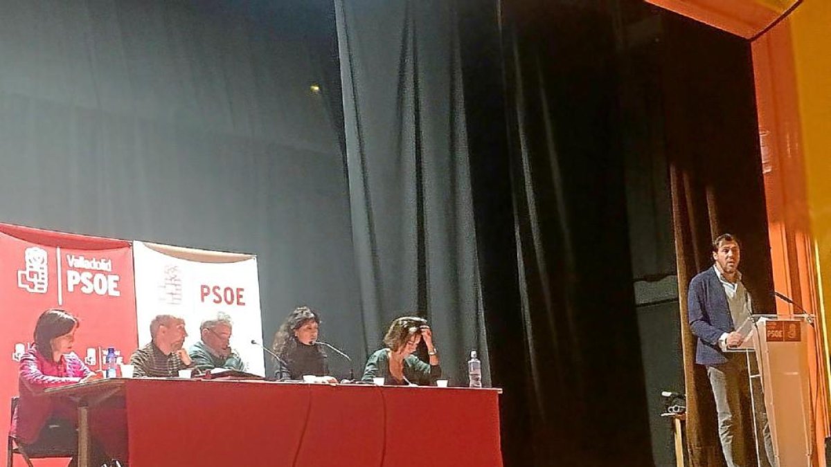 Puente, a la derecha, se dirige a los asistentes a la asamblea local del PSOE.-E.M.