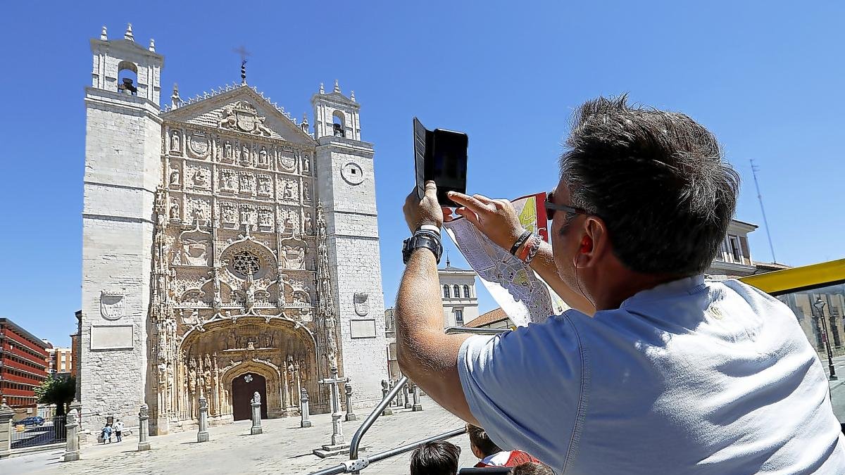 Un turista fotografía la iglesia San Pablo, en una imagen de archivo.-J. M. LOSTAU