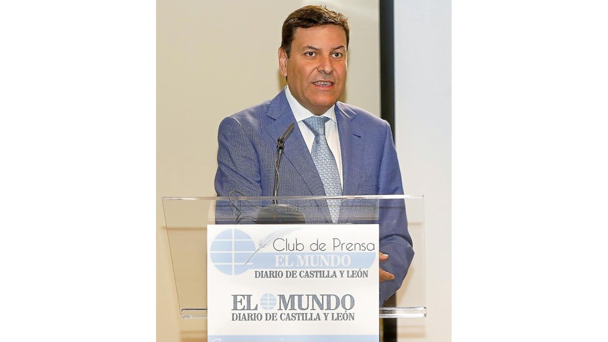 Carlos Fernández Carriedo, en un momento de su intervención.-J. M. LOSTAU