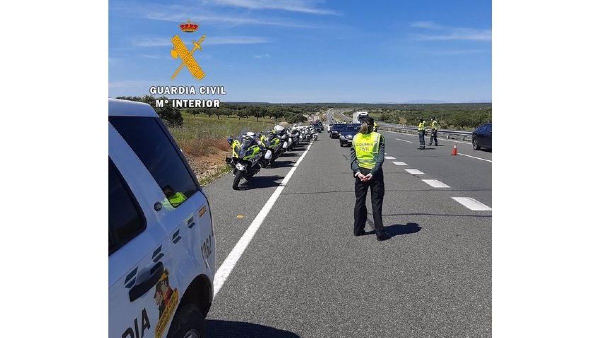 Agente de la Guardia Civil en un control de velocidad.-E.P.