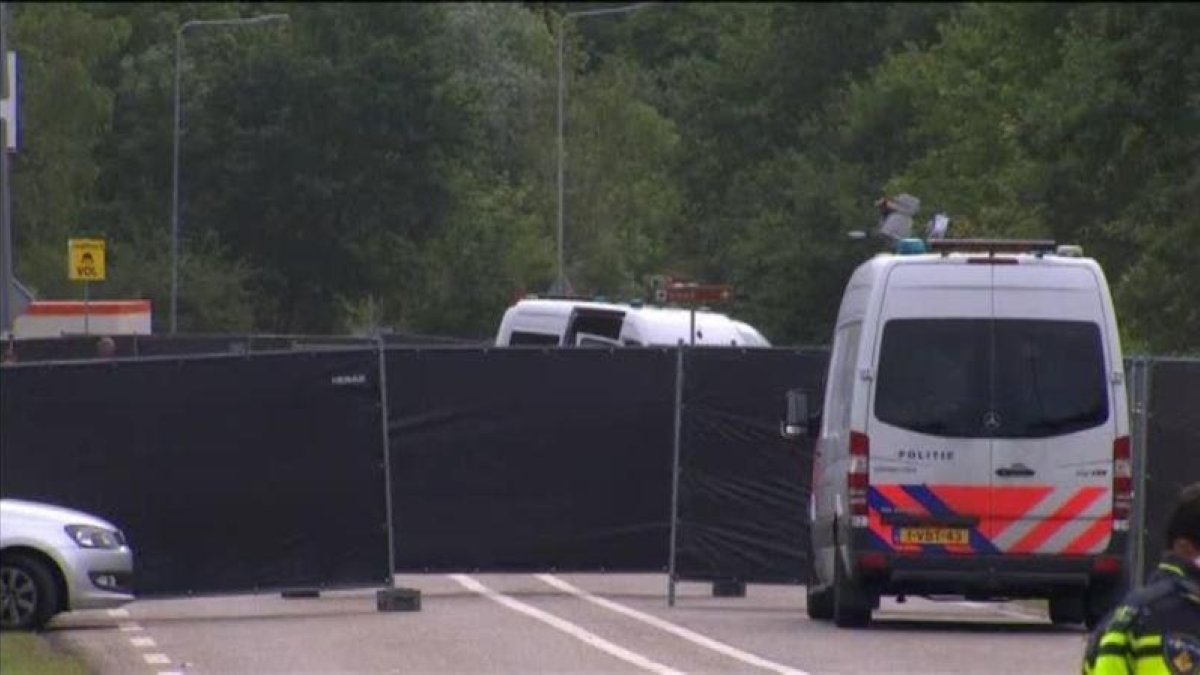 Una persona ha muerto y tres han resultado heridas después de que una furgoneta blanca se precipitara sobre ellos.-ATLAS