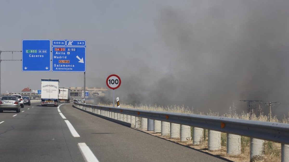 Un incendio de pastos originado en Vistahermosa provoca cortes de carretera y llega hasta las autovías que circunvalan la ciudad.-ICAL