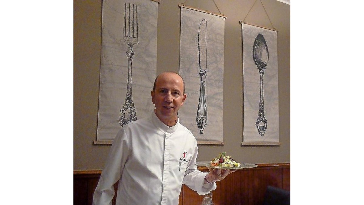 Óscar Hernando muestra una ensalada ante una mesa de la sala-TST