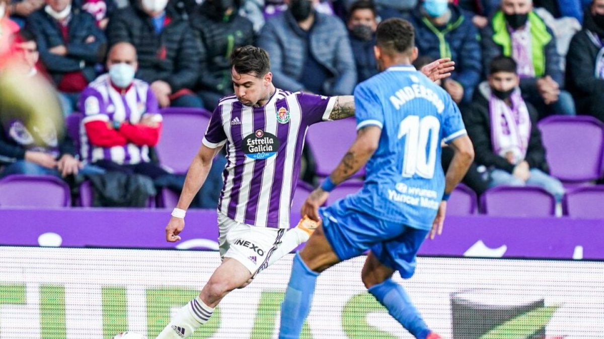 Luis Pérez se dispone a centrar en el choque de ida. / I. SOLA / RV