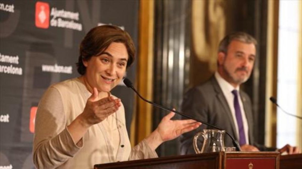 Ada Colau y Jaume Collboni, en el acto de firma de su pacto de gobierno, en mayo el 2016.-RICARD CUGAT