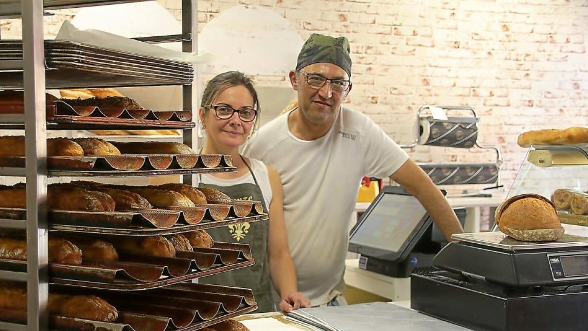 Charo Álvarez y Javier Ramos, propietarios de la Tahona de Chari en Villanubla - E. M.