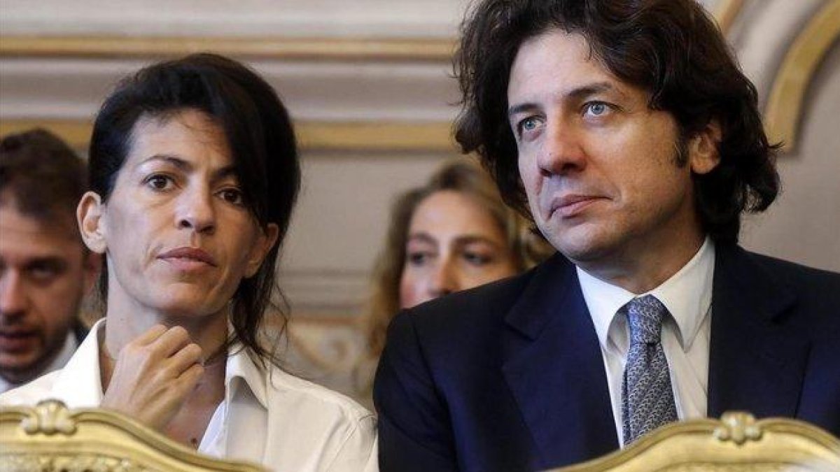 El activista Marco Cappato con la novia de DJ Fabo, Valeria Imbrogno, durante la vista.-EFE / RICCARDO ANTIMIANI