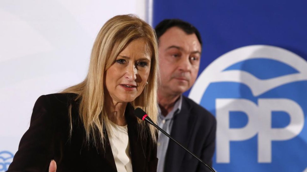 La presidenta de la Comunidad de Madrid, Cristina Cifuentes, visita León. Tras ella, el número dos al Congreso por el PP, Manuel Cobo.-ICAL