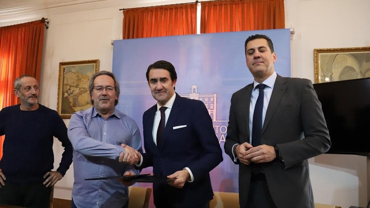 Guarido y Suárez-Quiñones firmaron el protocolo de colaboración.-ICAL