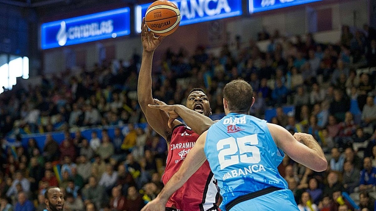 Aboubacar ante Olah en una de las pocas ocasiones que el equipo probó suerte desde dentro de la zona. LOF