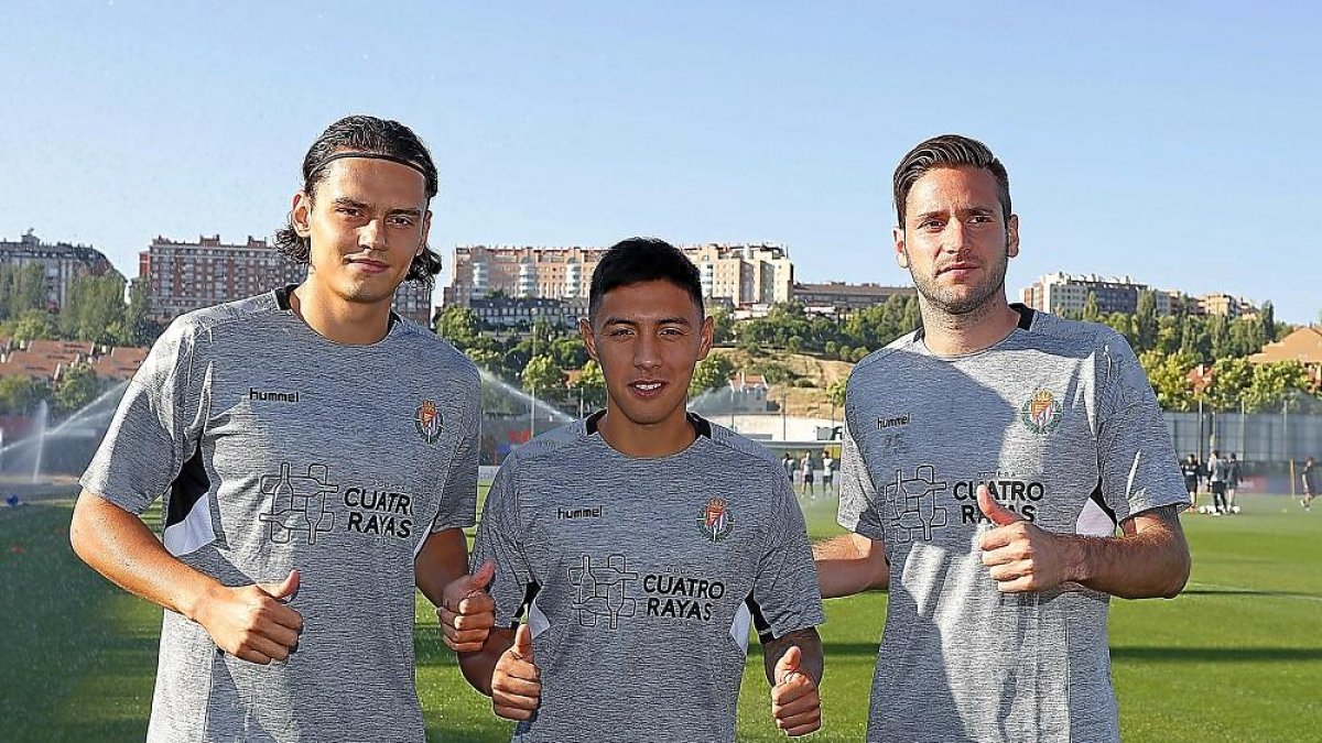 El turco Ünal, el argentino Suárez y el croata Cop, ayer antes de su primer entrenamiento con el Real Valladolid.-MIGUEL ÁNGEL SANTOS