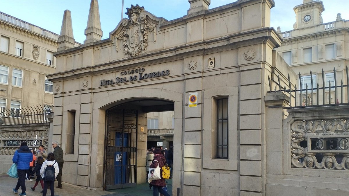 Entrada al colegio Nuestra Señora de Lourdes de Valladolid.- EUROPA PRESS