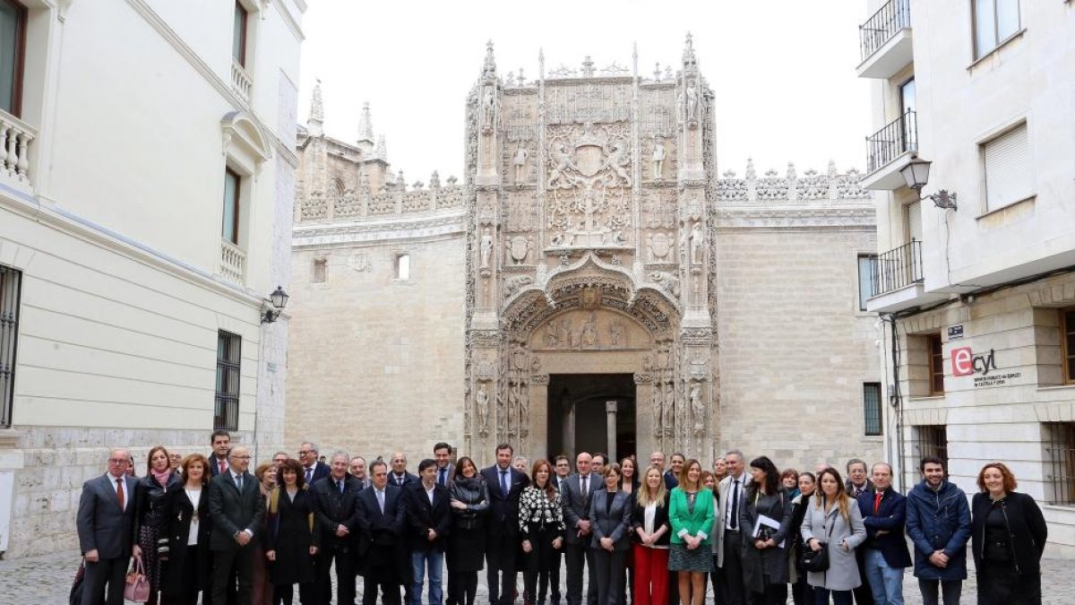 Miriam Chacón / ICAL Foto de familia de la Mesa y Junta de Portavoces de las Cortes junto a representantes de las instituciones en el Colegio San Gregorio-ICAL