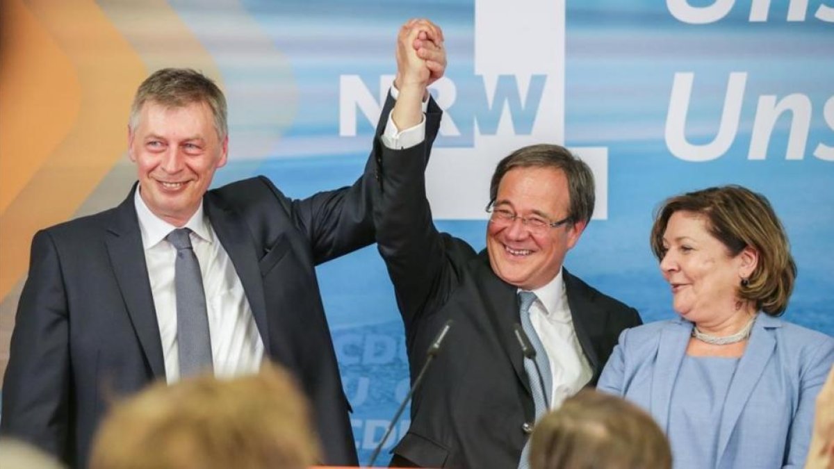 Armin Laschet (centro), el líder regional del CDU, con su esposa Susanne, y Bodo Loettgen, el secretario general en Renania del Norte-Westfalia.-EFE / ARMANDO BABANI