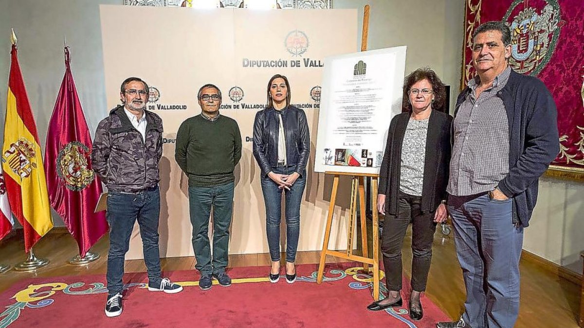 Miembros de la organización junto a Fernández y Toledano (en el centro) ayer, en la presentación del programa.-EL MUNDO