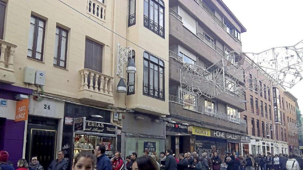 Abonados blanquivioleta guardan fila en la tienda de Mantería.-Sara Jorge.