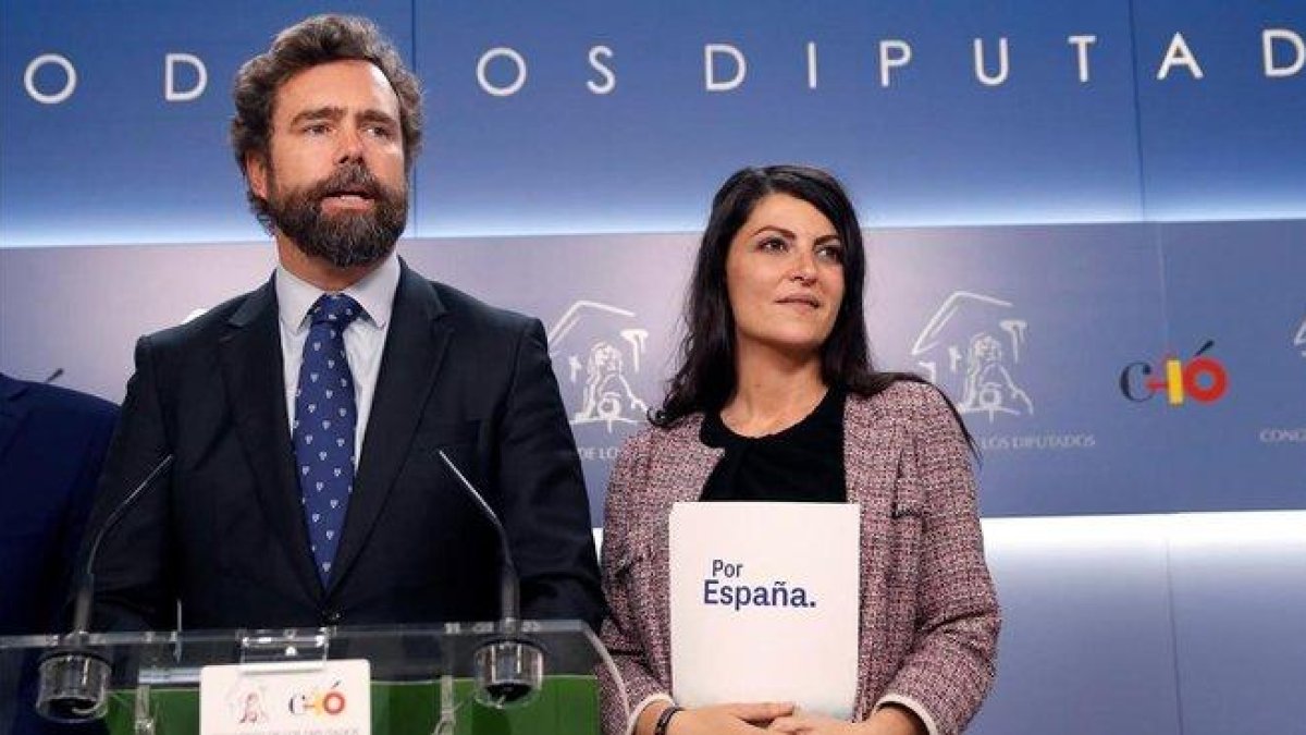 El portavoz parlamentario de Vox, Iván Espinosa de los Monteros, y la secretaria general del grupo parlamentario, Macarena Olona.-BALLESTEROS (EFE)