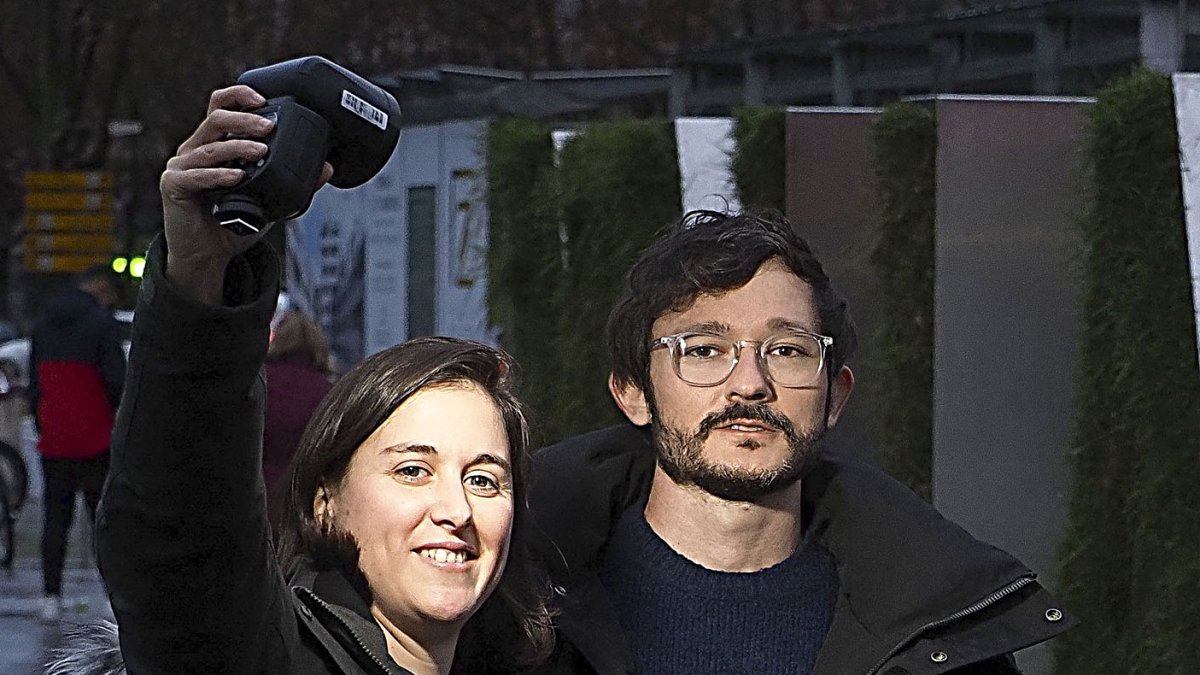 IDEAS LUMINOSAS. Lucía Miguel y José Paíno a la luz de un flash, junto al jardín vertical de la Plaza de Zorrilla de Valladolid. - PHOTOGENIC