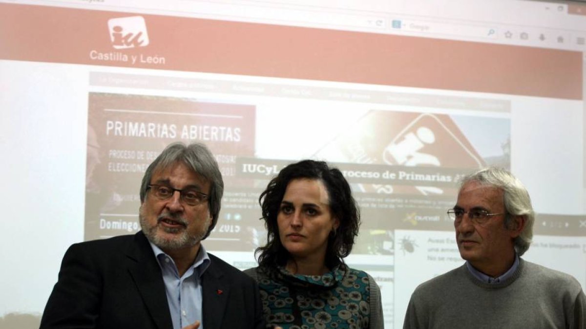 El Coordinador de IUCyl, José María González (I); la secretaria ejecutiva de Comunicación de IU, Clara Alonso, y el secretario de Comunicación de IUCyL, Fernando Écija-Ical