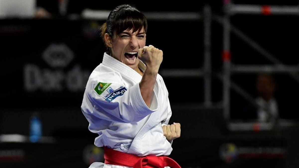 Sandra Sánchez celebra la medalla-