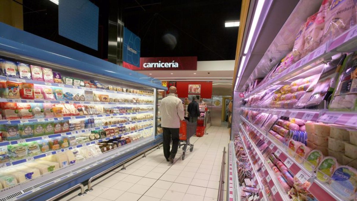 Varios consumidores realizan su compra en un supermercado de la Comunidad.-ICAL