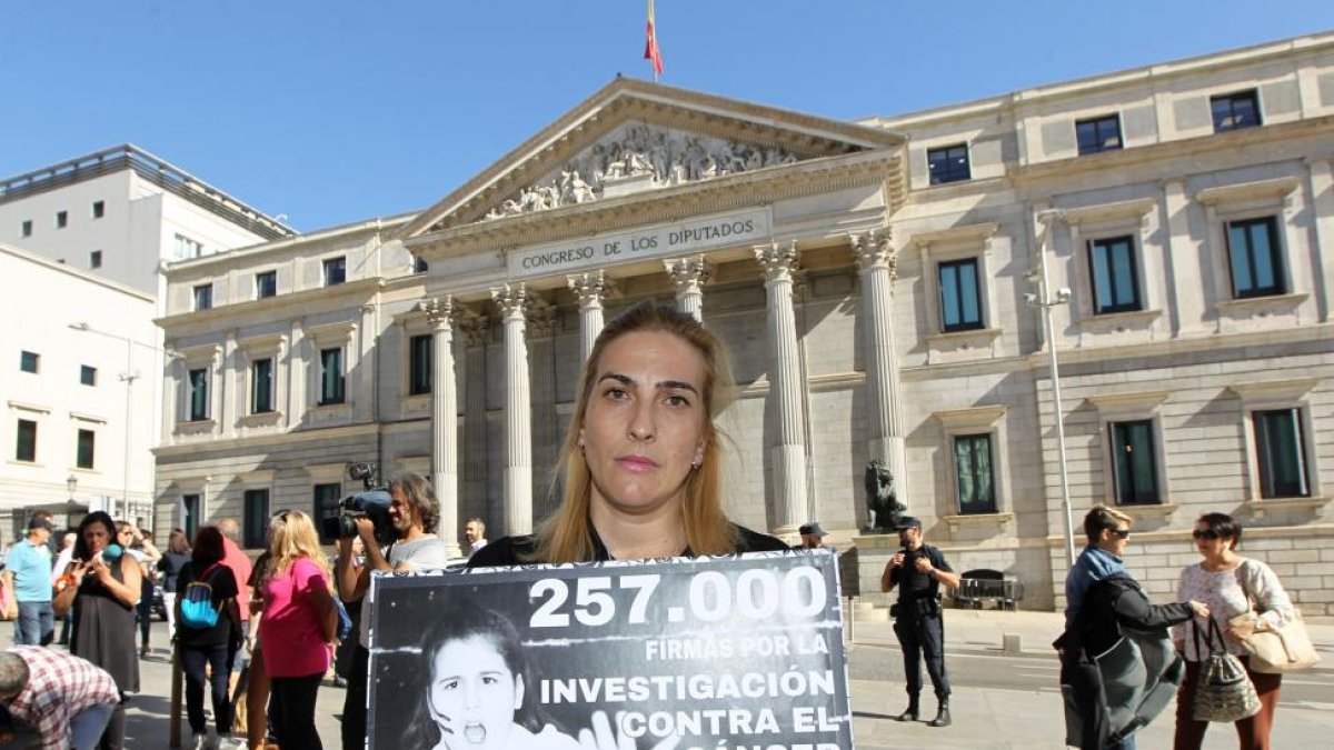 Entrega de firmas en el Congreso de los diputados por la investigación contra el cáncer infantil.-ICAL