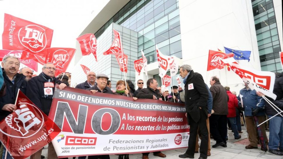 Dos centenares de jubilados y pensionistas se concentran frente a la sede de la Seguridad Social en Valladolid para protestar contra los recortes en las pensiones-ICAL