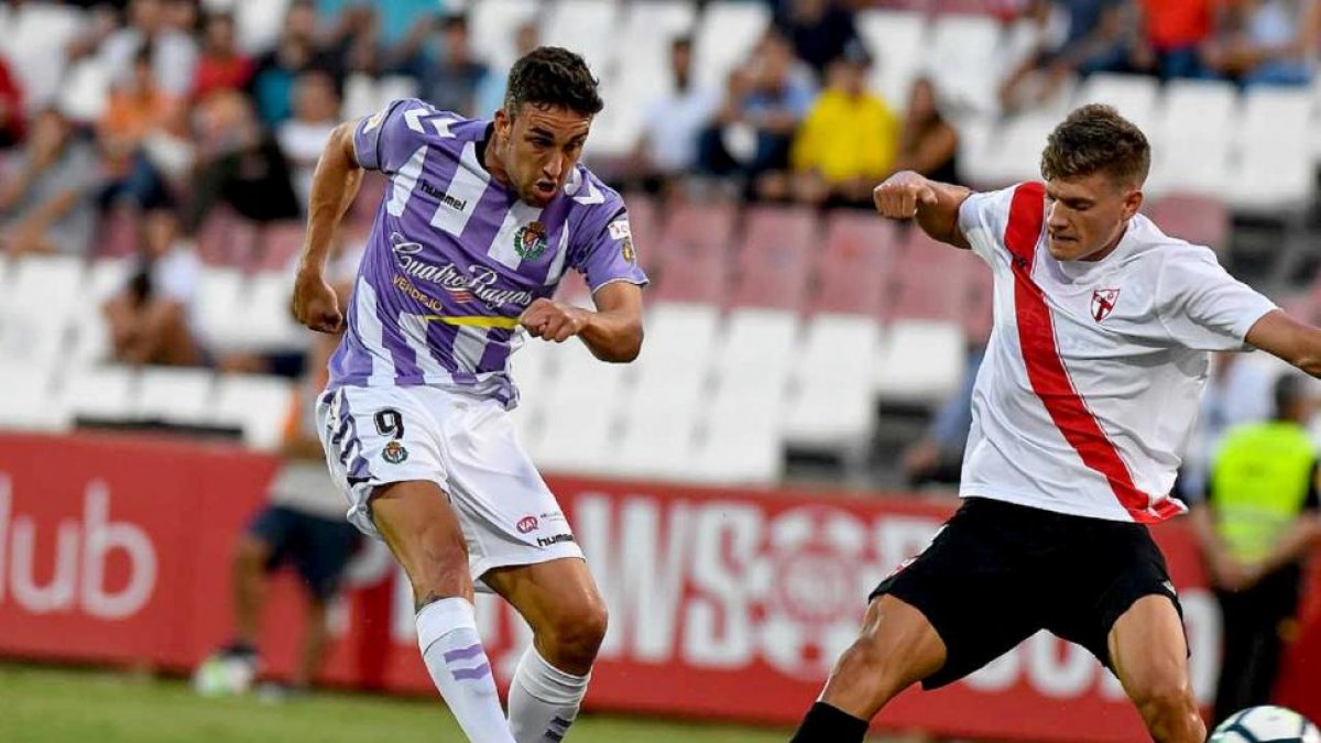 Mata, autor de los dos goles, chuta ante la presencia de Konyk.-LOF