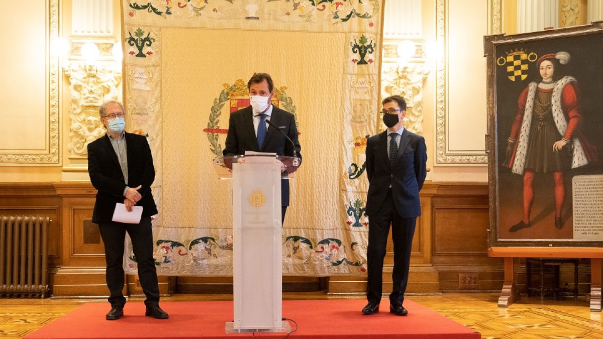 El alcalde de Valladolid, Óscar Puente, presenta en rueda de prensa los Presupuestos Municipales 2021. / ICAL.