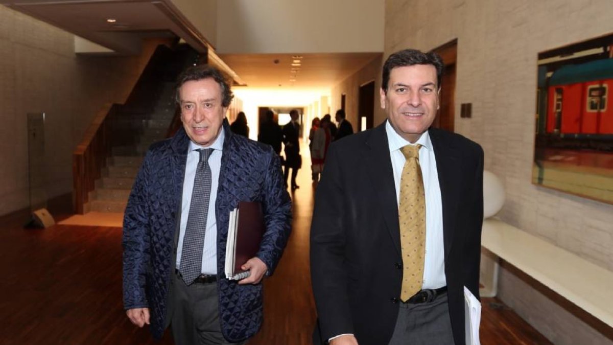 El consejero de la Presidencia, José Antonio de Santiago-Juárez (i), comparece en Comisión de Hacienda de las Cortes de Castilla y León para detallar los presupuestos de esta Consejería para 2015. Le acompaña en la imagen, Carlos Fernández Carriedo (d), p-Ical