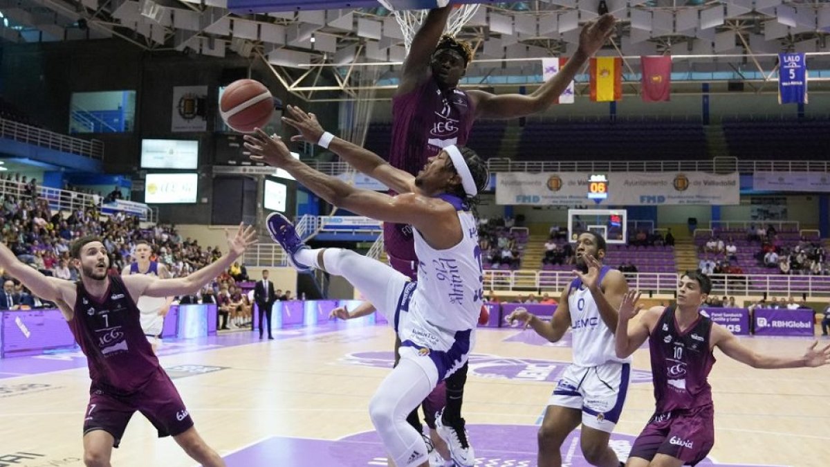 Imágenes del primer partido del playoff de ascenso entre el Real Valladolid baloncesto y Lleida. / J. M. LOSTAU