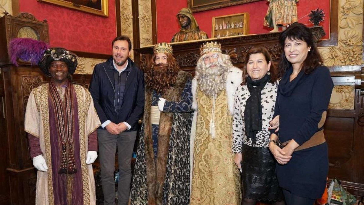 Merchor, Gaspar y Baltasar acompañados de Óscar Puente, Victoria Soto y Ana Redondo-AYUNTAMIENTO DE VALLADOLID