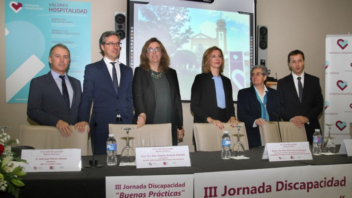 (IaD) el subdirector del ABC, José Ramón Alonso, el delegado del ABC en Castilla y León, José Luis Martín, la presidenta de la Diputación, Ángeles Armisén, la consejera de Familia e Igualdad de Oportunidades, Alicia García, la superiora del CSHH, Sor Puri-ICAL