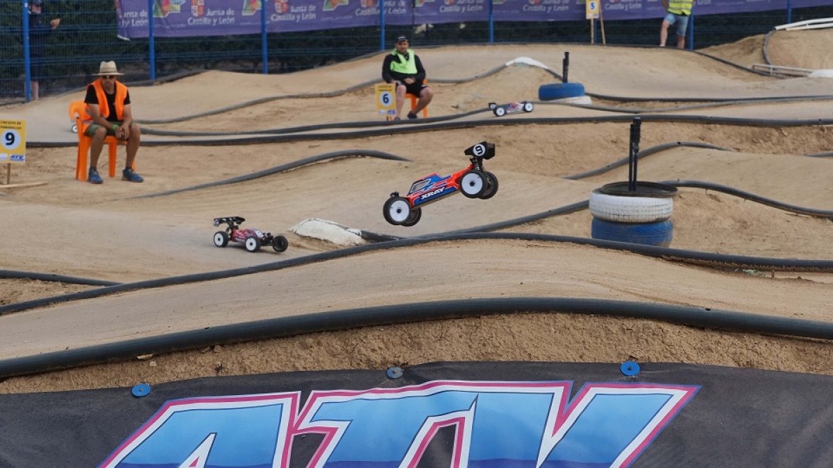 Momento de una de las carreras en Terradillos en la tercera prueba del Campeonato de España 1/8 TTEléctrico. / PHOTOGENIC