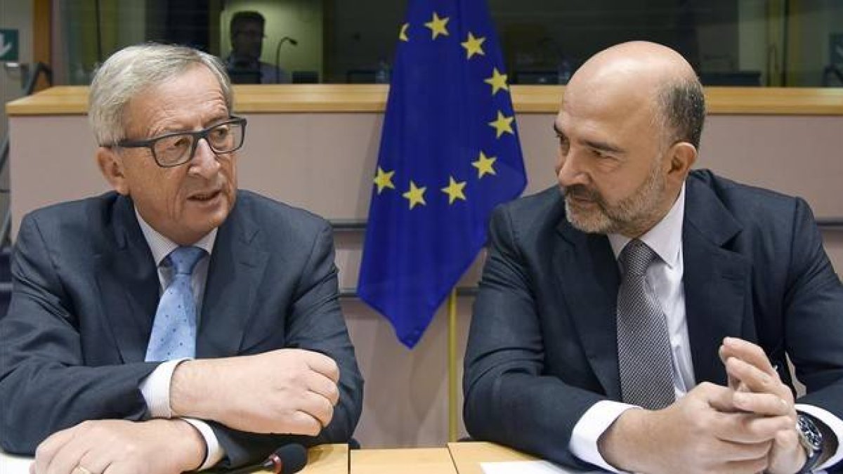 Juncker (izquierda) y Moscovici, en el Parlamento Europeo, en Bruselas, el día 17.-AFP/JOHN THYS