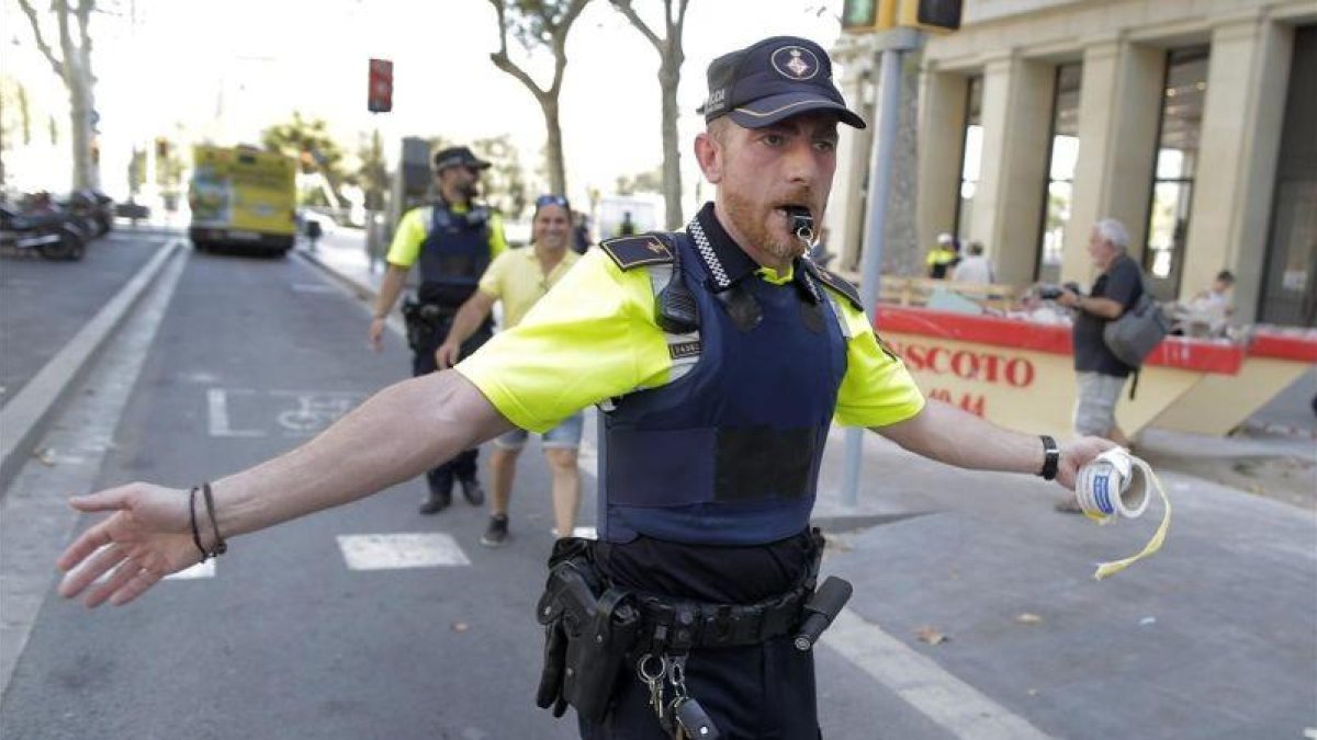 Cordón policial en Barcelona.-AP / MANU FERNANDEZ