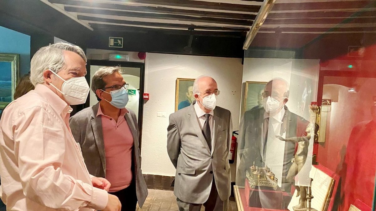 Jesús Urrea, Augusto Cobos y Javier López de Uribe, en la Academia. | E. M.