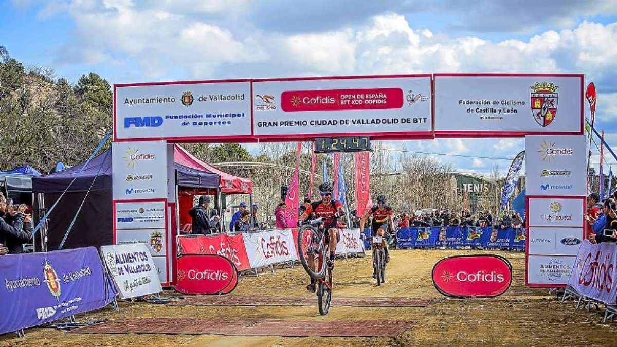 El ciclista del MMRFactory, Pablo Rodríguez, entra en meta superando a su compañero David Valero.-EL MUNDO