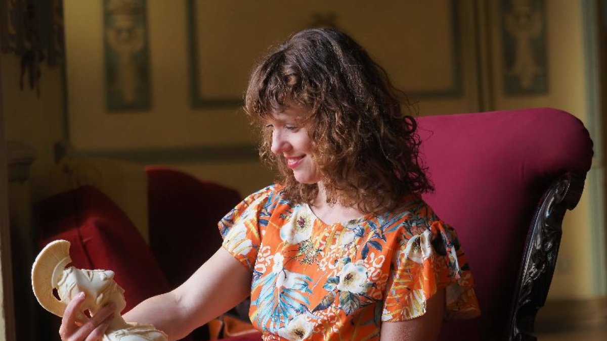 La actriz, guionista y escritora Valeria Alonso recibe en la Feria del Libro el galardón que le acredita como ganadora del Premio de Novela Ateneo-Ciudad de Valladolid. -ICAL